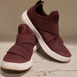 Van's ultracush maroon athletic shoes